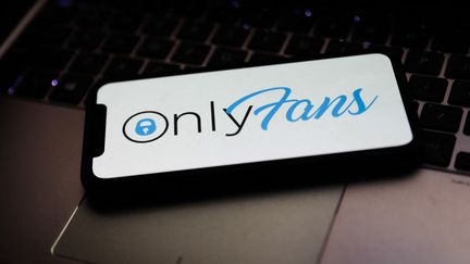 Le logo Onlyfans sur un téléphone, le 27 avril 2021, à Cracovie, en Pologne. (JAKUB PORZYCKI / NURPHOTO / AFP)