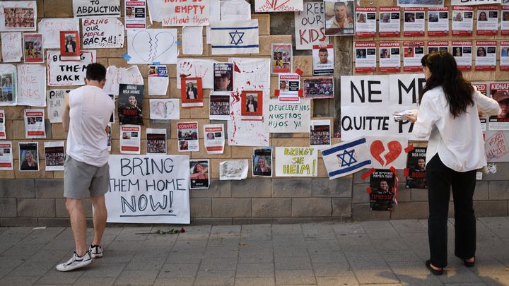 Des photographies de certaines des personnes prises en otage par le Hamas, le 20 octobre 2023 à Tel-Aviv, en Israël. (GILI YAARI / NURPHOTO / AFP)