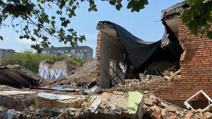 L'école de Pokrovsk, qui servait de centre d'accueil pour les personnes évacuées, a été détruite par des missiles russes le 19 août 2024. (BORIS LOUMAGNE / FRANCEINFO)