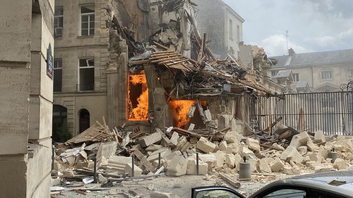 Les recherches se poursuivaient dans les décombres d'un immeuble du 5e arrondissement de Paris, au lendemain d'une forte explosion, le 21 juin 2023. (GREGORY CUSTO / AFP)