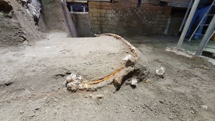 Ce char servait aux parades et aux processions. Il a été découvert dans un porche devant une écurie. (PARC ARCHEOLOGIQUE DE POMPEI / VIA AFP)