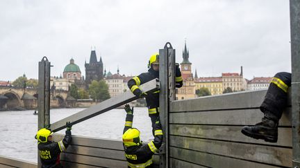 A Prague, les pompiers tchèques ont installé des barrières anti-inondation le long de la Vltava, le 13 septembre 2024, en prévision des intempéries. (MARTIN DIVISEK / EPA / MAXPPP)