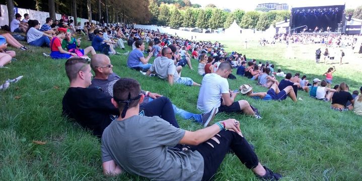 Le festival vient de commencer. Les places à l'ombre sont très prisées.
 (Adrien Morcuende / Culturebox)