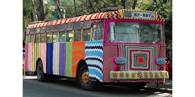 Un bus rhabillé façon Knit Graffiti par Magda Sayeg.
 (Copyright © 2011 Magda Sayeg)