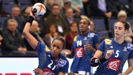 Au Mondial de handball, les Bleues, ici contre le Paraguay, vont affronter les Roumaines vendredi 8 décembre, leader de leur poule, avant d'attaquer les huitièmes de finale.&nbsp; (HARALD TITTEL / DPA / AFP)