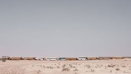 Né en Syrie, Jaber Al Azmeh vit aujourd'hui à Doha. Ses paysages en couleur et en grand format, une ligne de bus sans fin qui barre un paysage tout vide, une pile de fauteuils incongrue en plein désert, dénoncent le capitalisme mondialisé, les guerres, les dictatures, les migrations et la folie qu'elles entraînent (à l'Institut du monde arabe). Ici, Jaber al Azmeh, "Survival 4", Série Border-Lines, 2016
 (Jaber al Azmeh)