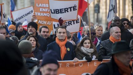 La&nbsp;manifestation organisée par le mouvement des Patriotes de Florian Philippot,&nbsp;ici au centre, contre le pass vaccinal à Paris, le 15 janvier 2022.&nbsp; (MAGALI COHEN / HANS LUCAS / AFP)