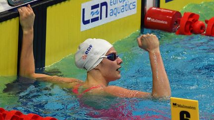 Marie Wattel célèbre son titre de championne d'Europe en 100m papillon, mardi 18 mai, à Budapest. (ATTILA KISBENEDEK / AFP)