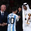 L'émir du Qatar, Tamim Ben Hamad Al-Thani, remet de meilleur joueur de la Coupe du monde à l'Argentin Lionel Messi, le 18 décembre 2022, à Doha. (FRANCK FIFE / AFP)