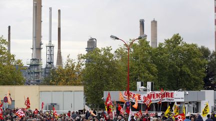 Les ouvriers de Petroplus devant la raffinerie de Petit-Couronne (Seine-Maritime), menac&eacute;e de fermeture, le 18 octobre 2012. (BERNARD BISSON / SIPA)