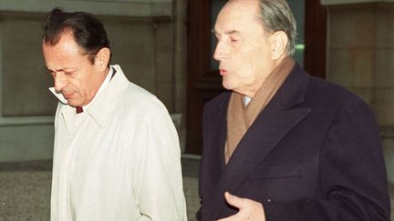 Michel Rocard, Premier ministre, en François Mitterrand, président de la République, en décembre 1989. (PATRICK HERTZOG / AFP)