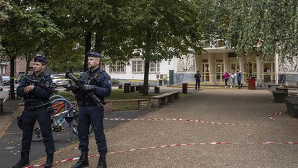 Des policiers devant le lycée Gambetta, à Arras, le 13 octobre 2023. (XIN HUA / XINHUA)