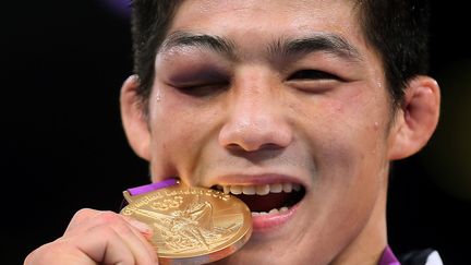 Le lutteur sud-cor&eacute;en&nbsp;Kim Hyeonwoo m&eacute;daille d'or en -66 kg aux JO de Londres, le 7 ao&ucirc;t 2012.&nbsp; (MARWAN NAAMANI / AFP)