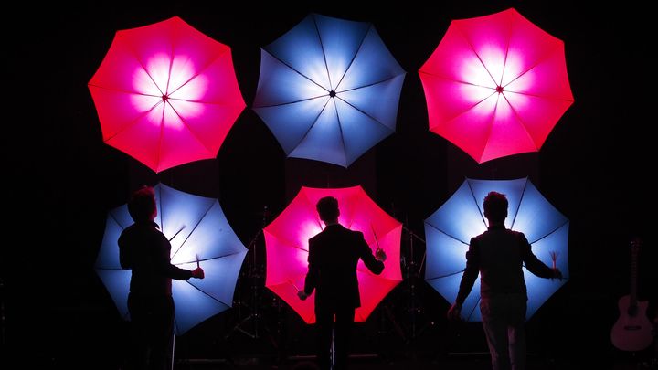 Dans le spectacle Drum Brothers même les parapluies servent de percussions! (THOMAS FRANCOIS)