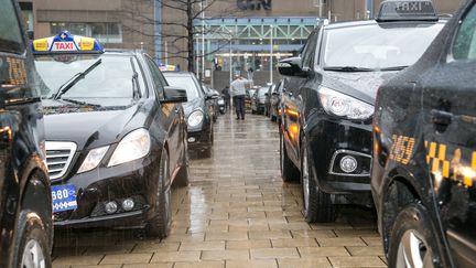 Des taxis, pendant une gr&egrave;ve &agrave; Bruxelles (Belgique), le 29 janvier 2013. (OLIVIER VIN / BELGA / AFP)