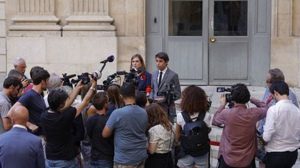 Le ministre de l'Education nationale, Gabriel Attal, et la ministre déléguée à l'Enseignement et la Formation professionnels, Carole Grandjean, lors d'un point-presse organisé le 6 septembre 2023, au lendemain du suicide d'un adolescent à Poissy (Yvelines) (GEOFFROY VAN DER HASSELT / AFP)