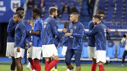 Les Bleus à l'échauffement avant le match contre l'Autriche au Stade de France, le 22 septembre 2022. (JEAN CATUFFE via AFP)