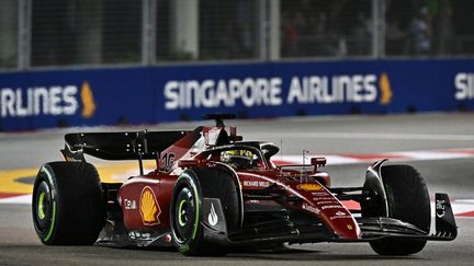 Le pilote monégasque Charles Leclerc lors des qualifications du Grand Prix de Singapour, le 1er octobre 2022.&nbsp; (LILLIAN SUWANRUMPHA / AFP)