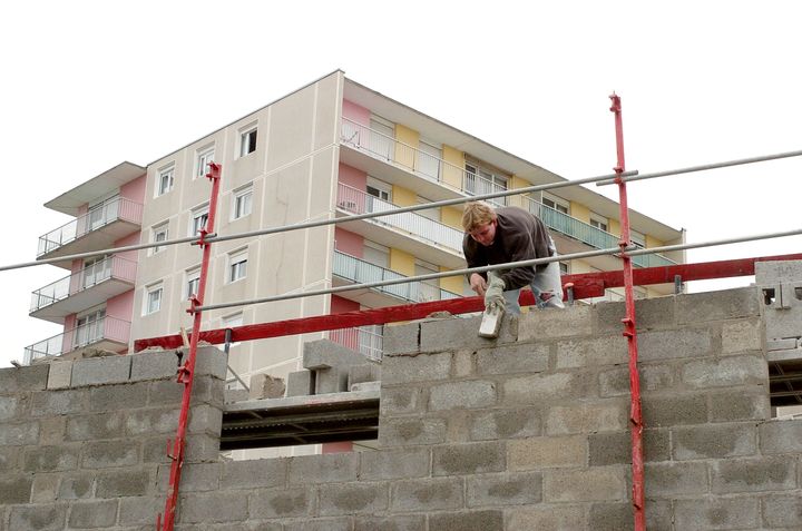 Construction d'un immeuble au Havre, en 2005. (ROBERT FRANCOIS / AFP)