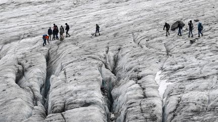 Des randonneurs sur le glacier de Val Thorens (Savoie), le 9 août 2018. (PHILIPPE DESMAZES / AFP)