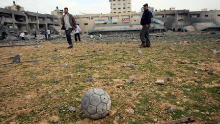 Des Palestiniens inspectent le stade partiellement d&eacute;truit de Gaza, le 22 novembre 2012. (MAXPPP)