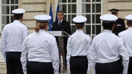 Le ministre de l'Intérieur, Gérald Darmanin, lors d'une cérémonie en hommage aux policiers intervenus lors de l'attentat d'Arras, le 19 février 2024 dans la cour de la préfecture de la ville du Pas-de-Calais. (DENIS CHARLET / AFP)