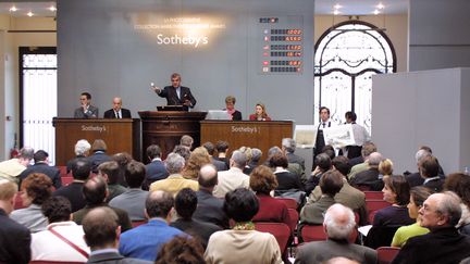 Une vente aux enchères chez Sotheby's à Paris, le 21 mars 2002. (JACQUES DEMARTHON / AFP)