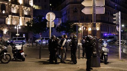 Des forces de l'ordre mobilisées à Marseille lors d'un soir d'émeutes, le 30 juin 2023. (GILLES BADER / MAXPPP)