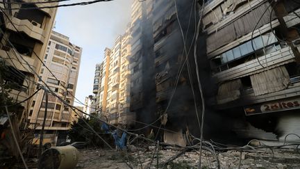 Ein Gebäude in den südlichen Vororten von Beirut (Libanon) wurde am 5. Oktober 2024 von einer israelischen Rakete getroffen. (ANWAR AMRO / AFP)