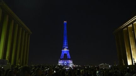 La tour Eiffel illuminée aux couleurs israéliennes, le 9 octobre 2023, à Paris. (JULIEN DE ROSA / AFP)