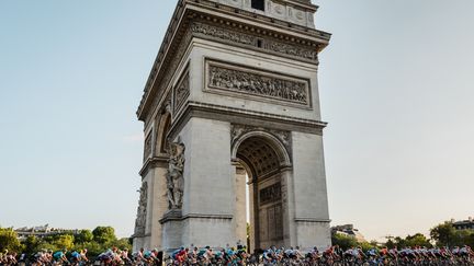 Le peloton du Tour de France autour de l'Arc de Triomphe, le 28 juillet 2019 (KARINE PIERRE / HANS LUCAS)