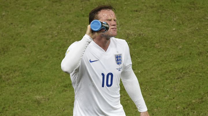 L'attaquant anglais Wayne Rooney s'hydrate lors du match face &agrave; l'Italie, samedi 14 juin &agrave; Manaus (Br&eacute;sil). (ODD ANDERSEN / AFP)