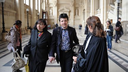 Sylvie et Dominique Mennesson, parents de jumelles nées par GPA aux Etats-Unis, au palais de justice de Paris, le 18 mars 2010. (MARTIN BUREAU / AFP)