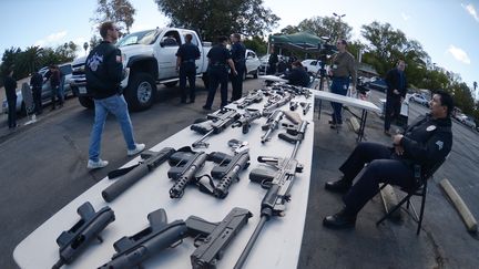 Des policiers collectent des armes lors du programme de rachat dans le quartier Van Nuys de Los Angeles (Californie,&nbsp;Etats-Unis), mercredi 26 d&eacute;cembre 2012. (JOE KLAMAR / AFP)