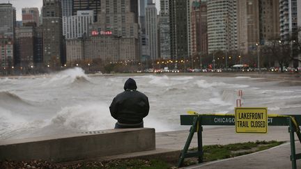 L'ouragan Sandy s'invite sur le lac Michigan le 30 octobre 2012 &agrave; Chicago dasn l'Illinois. (SCOTT OLSON / GETTY IMAGES )