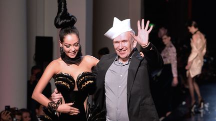 La starlette de t&eacute;l&eacute;r&eacute;alit&eacute; Nabilla et Jean-Paul Gaultier &agrave; la fin de son d&eacute;fil&eacute; haute couture automne-hiver 2013/14, &agrave; Paris, le 3 juillet 2013. (MIGUEL MEDINA / AFP)