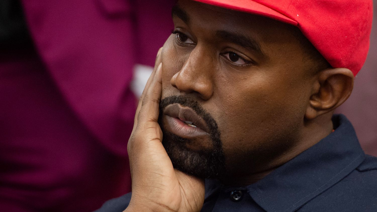 Kanye West toont zijn bewondering voor Hitler en intimideert het conservatieve sociale netwerk Parler