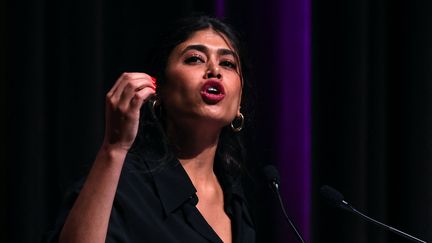 Rima Hassan, militante franco-palestinienne Rima Hassan et candidate LFI aux européennesn lors d'une conférence à Montpellier (Hérault), le 14 avril 2024. (PASCAL GUYOT / AFP)