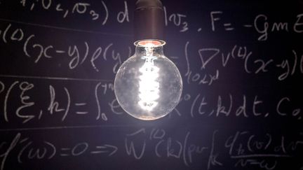 Une ampoule devant un tableau rempli d'équations mathématiques. (MAXPPP)