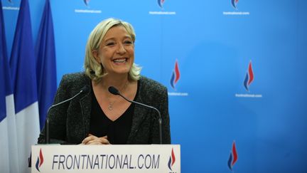 Marine Le Pen, tout sourire apr&egrave;s les r&eacute;sultats du 1er tour des municipales le 23 mars 2014 - conf&eacute;rence de presse &agrave;&nbsp;Nanterre. (KENZO TRIBOUILLARD / AFP)