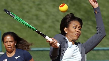 La First Lady Michelle Obama joue au mini-tennis pour promouvoir son association "Let's move" &agrave; Disney World &agrave; Orlando (Floride), le 11 f&eacute;vrier 2012. (KEVIN LAMARQUE / REUTERS)