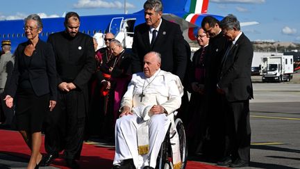 La Première ministre, Elisabeth Borne, accueille le Pape François à son arrivée à l'aéroport de Marseille, le 22 septembre 2023, pour sa visite de deux jours, axée notamment sur les questions de migration en Méditerranée. (ANDREAS SOLARO / AFP)