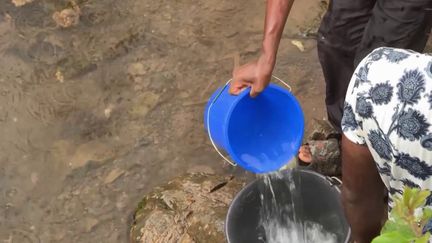 Le cyclone Chido a laissé derrière lui une plaie béante. Il n’y a que des urgences à Mayotte, parmi lesquelles, et non des moindres, trouver de l’eau. Un million et demi de litres devaient être livrés dimanche 22 décembre 2024. Si l’eau courante revient peu à peu, il y a des endroits où elle est encore inaccessible. Les sinistrés ont soif et s’impatientent. (France 2)