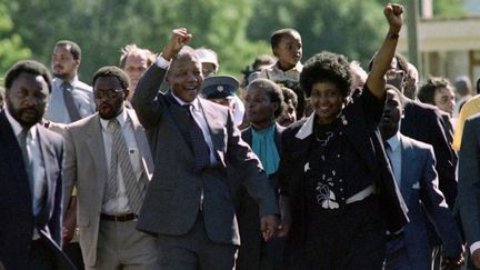 Le 11 février 1990, il y a trente ans, Nelson Mandela sortait de prison le poing levé. (France 2)