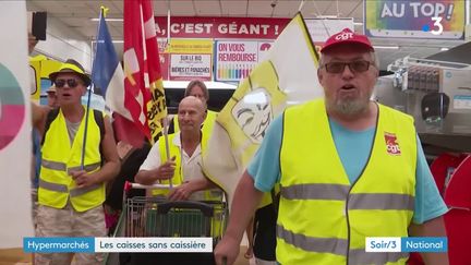 Des manifestants en gilet jaune protestent à Angers contre l'ouverture d'un magasin le dimanche et sans caissière (France 3)