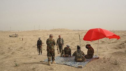 Si la guerre en Afghanistan ne fait plus la une des journaux, elle continue de fait rage. En 2015, davantage de membres des forces de sécurité afghanes sont morts que de soldats étrangers durant toute la guerre. Les talibans contrôlent désormais une plus grande partie du territoire qu’en 2001, lorsqu’ils ont été renversés. Depuis 2013, le photographe australien Andrew Quilty, basé à Kaboul, couvre le conflit dans plus de la moitié des 34 provinces du pays. Il a été nommé Photographe de presse de l’année au Prix Nikon-Walkley 2014 pour l'image d'une petite fille soignée dans un hôpital en Afghanistan. Il raconte…
  ( Andrew Quilty)