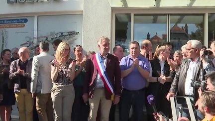 Mercredi 24 mai, 2 000 à 3 000 élus et citoyens ont défilé pour soutenir le maire démissionnaire de Saint-Brevin-les-Pins (Loire-Atlantique), victime de menaces de la part de groupuscules d'extrême droite. (FRANCEINFO)