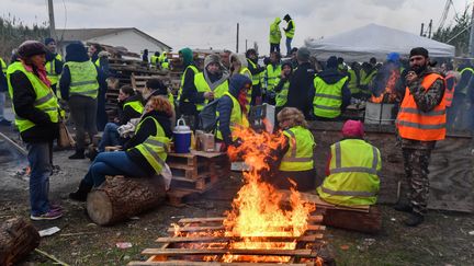 Des "gilets jaunes" bloquent le dépôt de pétrole de&nbsp;Frontignan (Hérault), lundi 19 novembre 2018. (PASCAL GUYOT / AFP)