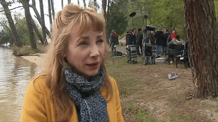 Julie Depardieu en tournage, à Biscarrosse (Landes), pour un nouvel épisode d'Alexandre Ehle
 (Capture d&#039;image France 3/Culturebox)