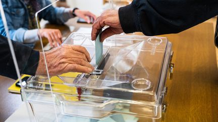 Une personne vote lors du deuxième tour de l'élection présidentielle, le 24 avril 2022, à Epagne-Epagnette (Somme). (AMAURY CORNU / HANS LUCAS / AFP)